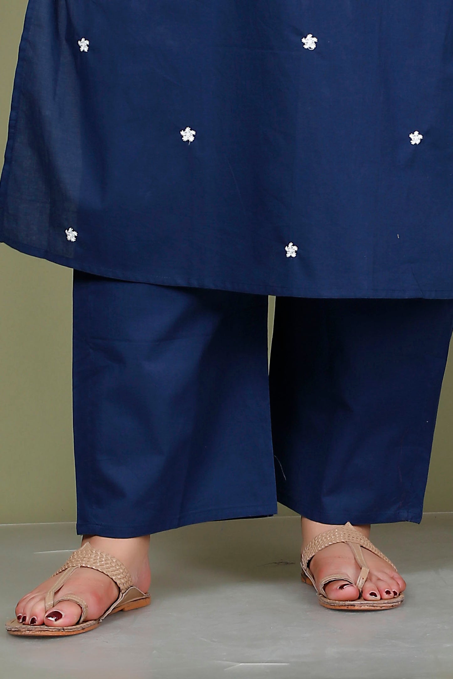 CHIKANKARI FLORAL EMBROIDERY BUTTI COTTON 2 PEICE KURTA PANT IN NAVY BLUE BY PLUSSIZEKURTI