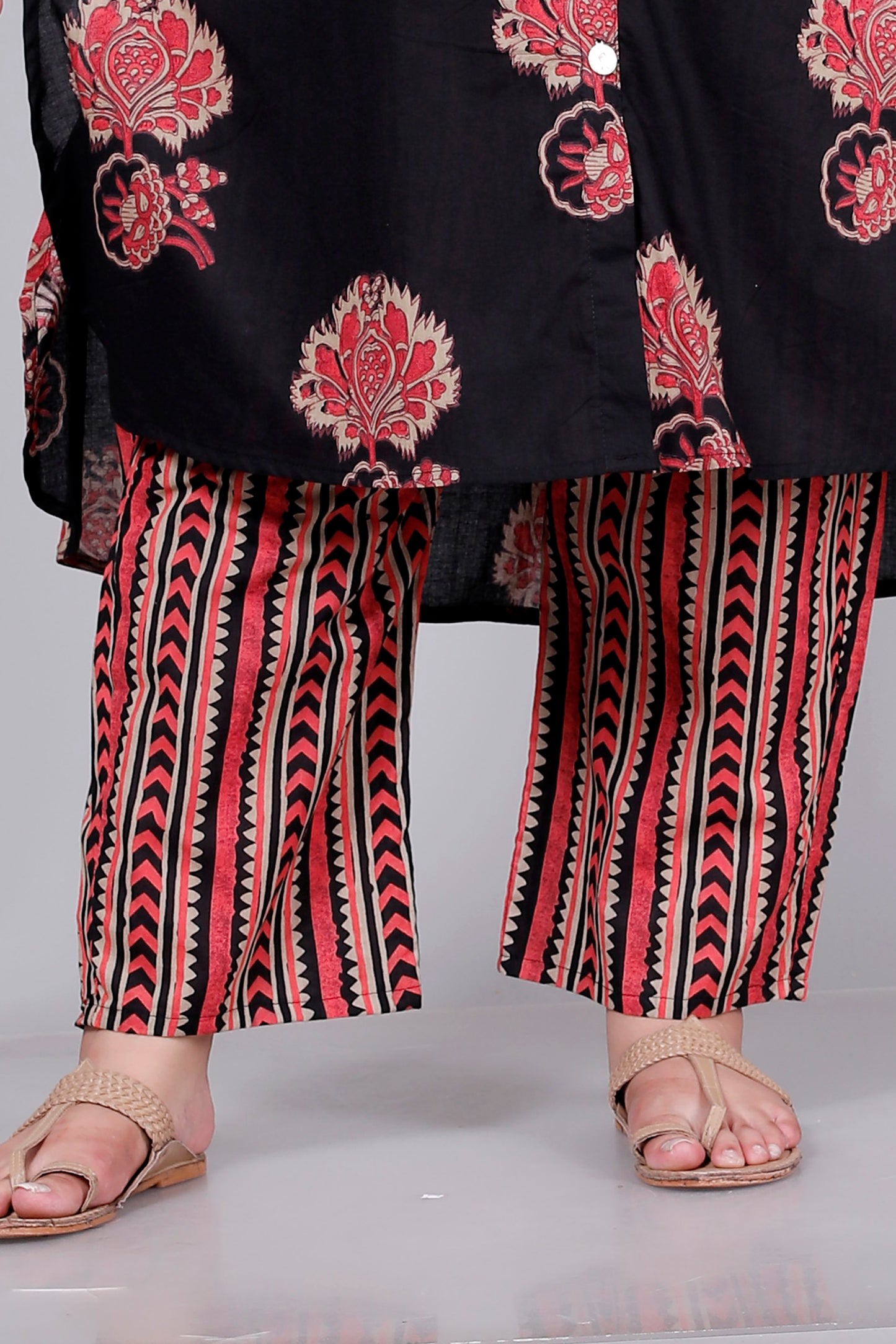 HANDBLOCK FLORAL BUTTA PRINT COTTON 3 PEICE KURTA PANT IN BLACK/RED BY PLUSSIZEKURTI